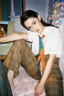 女子双手双脚被胶水粘住无法自救